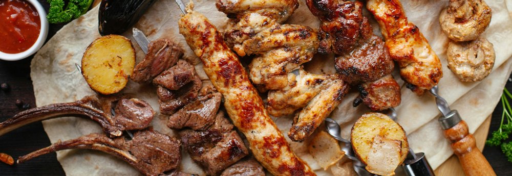 grilované kuře, steak a zelenina na grilu